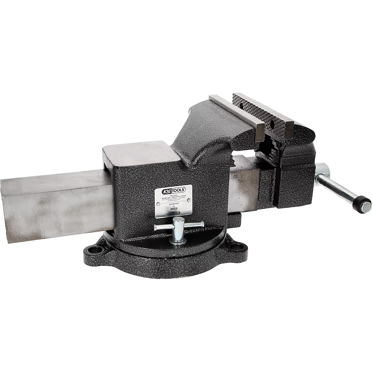 Schraubstock in Schwarz, mit Griff und Klemmen. Auf dem Schraubstock ist ein Herstellerlogo angebracht.